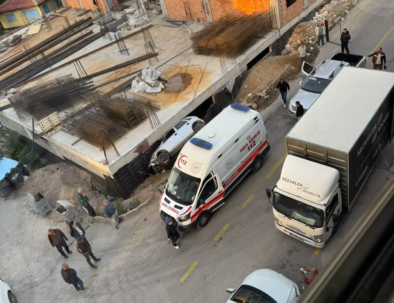 Emirdağ'da korkutan kaza: Otomobil inşaat çukuruna uçtu
