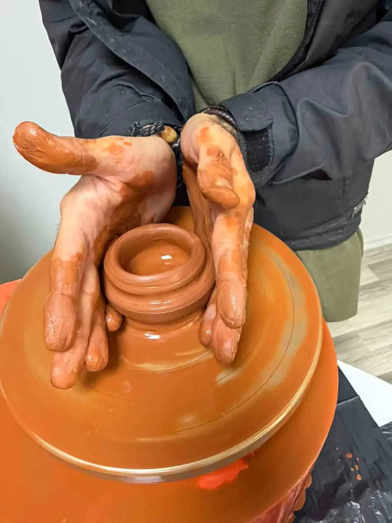 Çamur ellerde hayat buldu: Engelsiz sanat atölyesi yüzleri güldürdü