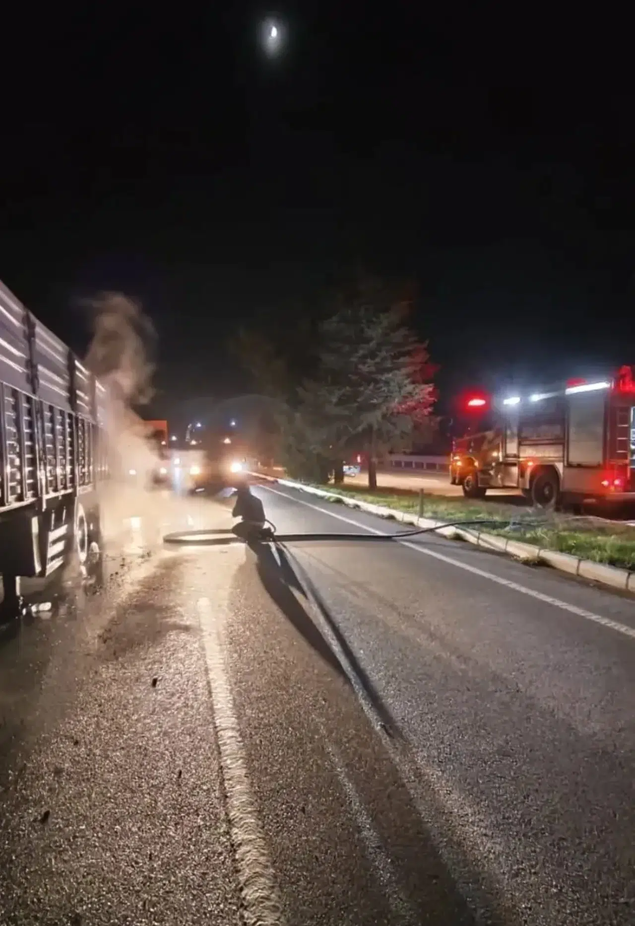 Acıpayam yolunda dehşet anları: Seyir halindeki tır alevlere teslim oldu