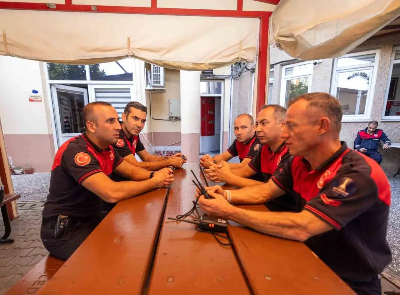 İzmir’in karanlık gününden geriye kalanlar: İtfaiyecilerin enkaz altındaki vicdan nöbeti
