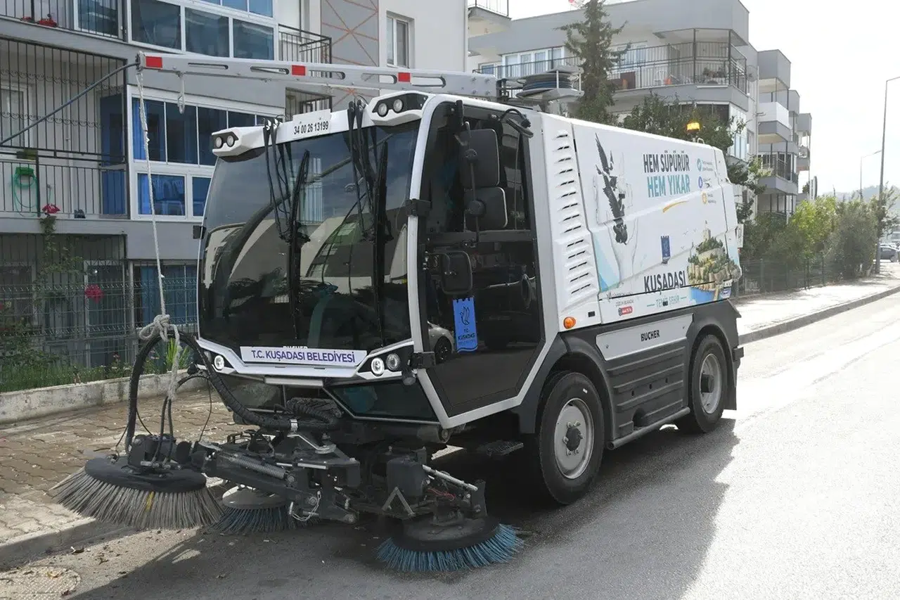 Kuşadası sokaklarında teknoloji devrimi: 20 kişilik işi tek başına yapıyor