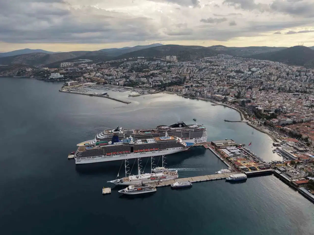 Kuşadası limanında kruvaziyer bereketi: 6 bin ziyaretçi şehre ayak bastı