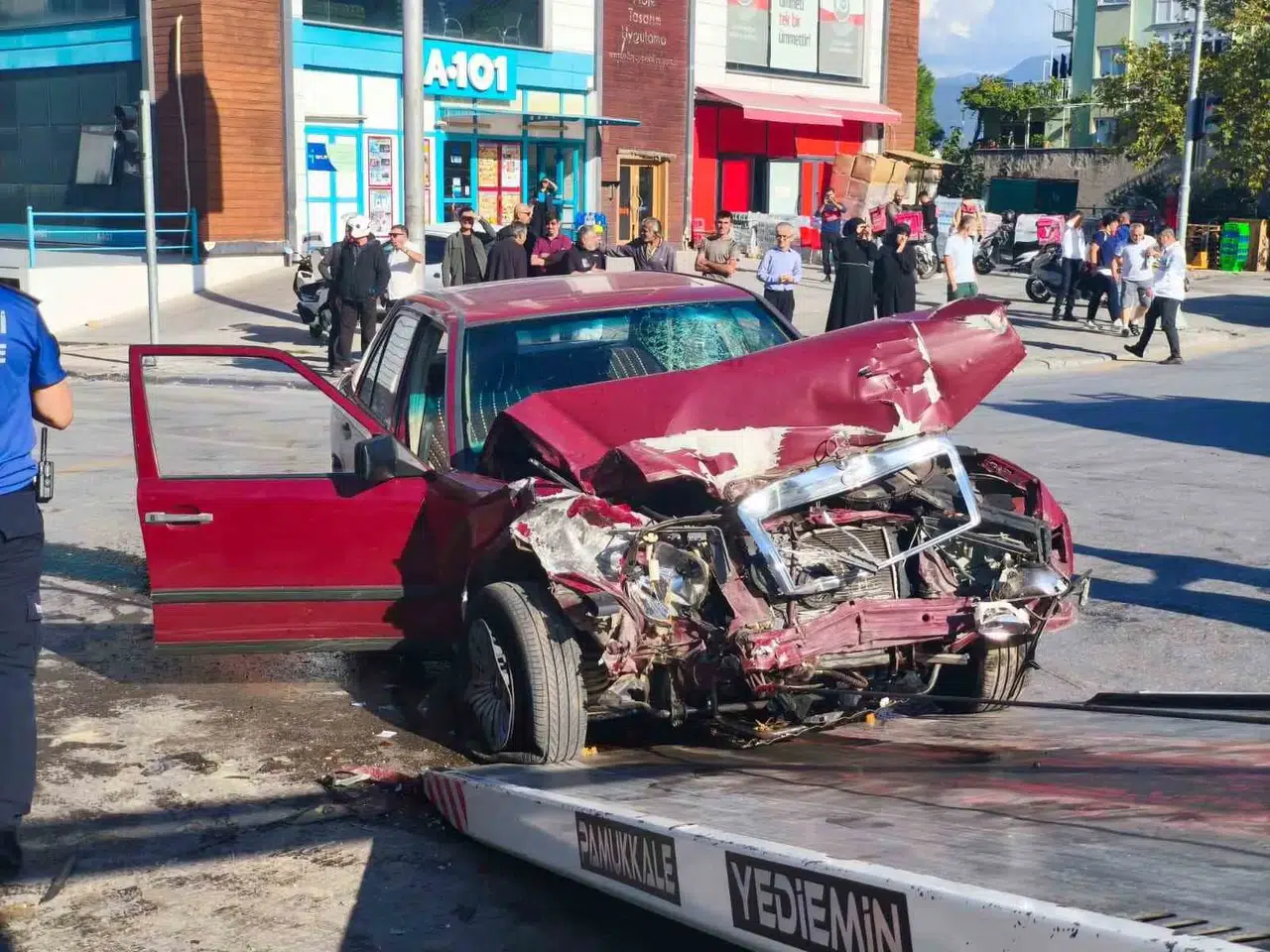 Denizli'de trafik dehşeti: Lüks otomobil otobüsle çarpıştı