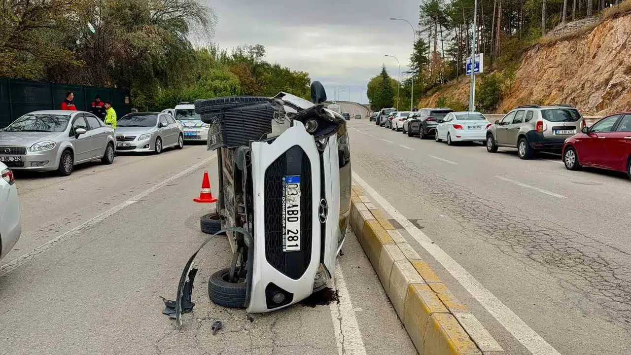 Afyonkarahisar'da korkutan kaza: Devrilen otomobilin sürücüsü mucize eseri kurtuldu