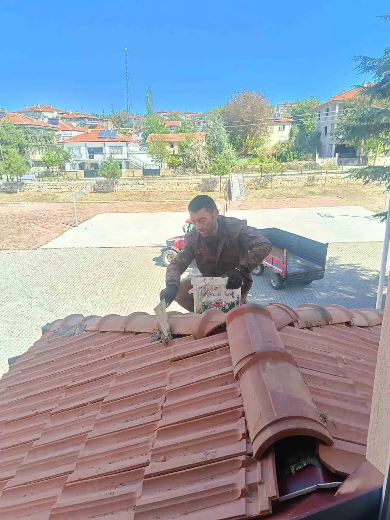 Muhtardan eğitime gönüllü destek: Okulun çatısını kendi elleriyle onardı
