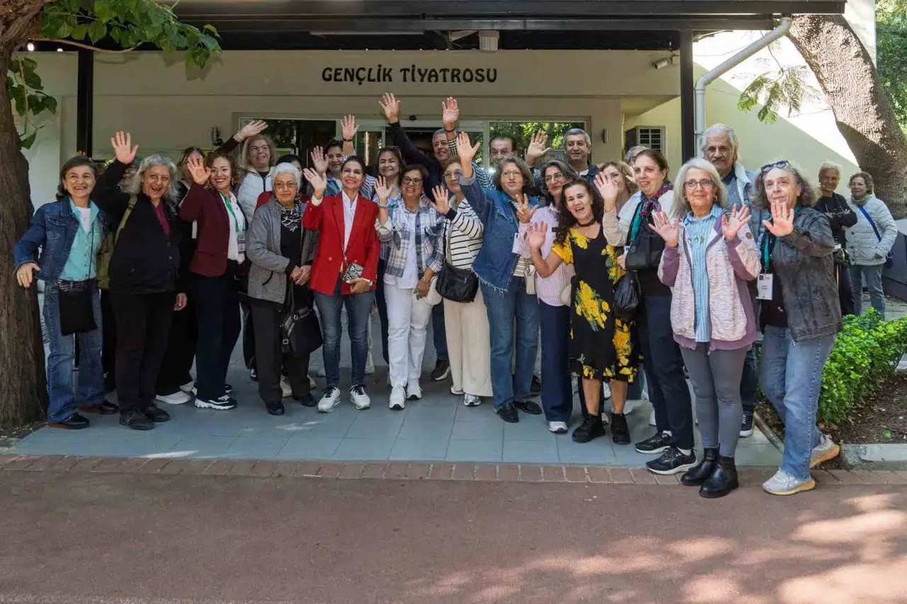 İleri yaşta yeni bir başlangıç: İzmirliler sınıflara geri döndü