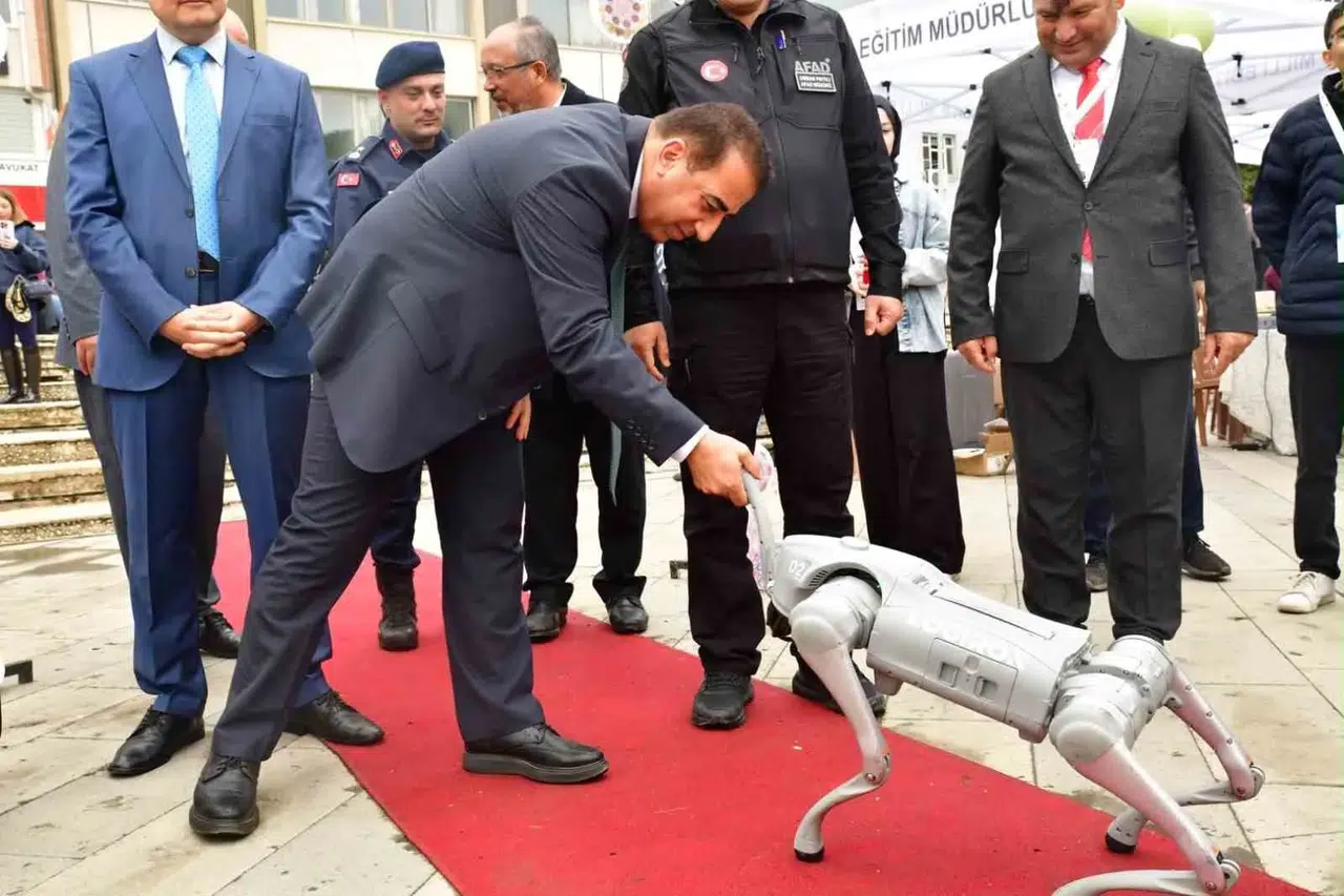 Alaşehir’de bilim rüzgarı: Robot köpek Logi öğrencilerin gözdesi oldu