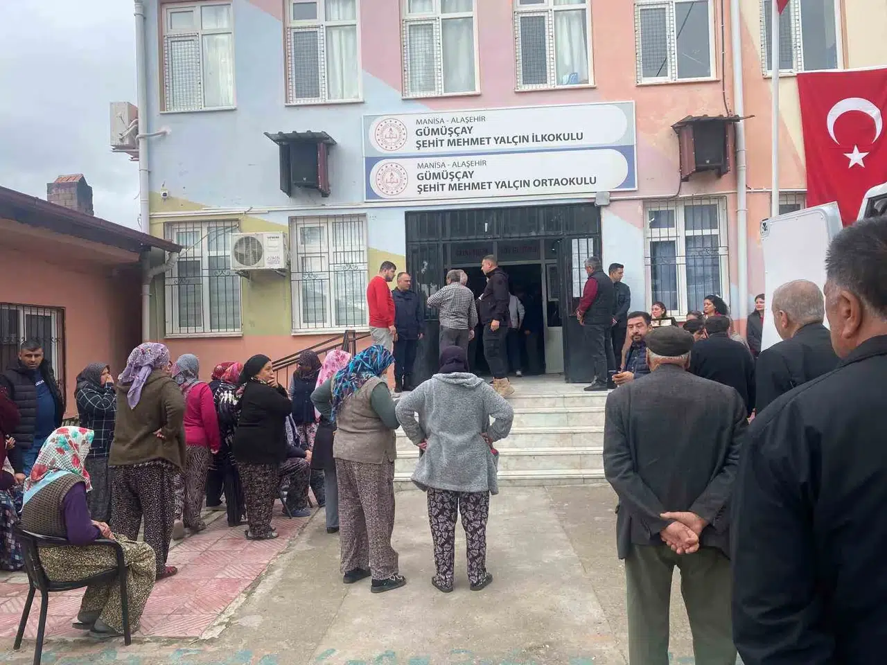 Manisa'da okul koridorlarında yankılanan sessizlik: 20 yıllık emektar görev başında vefat etti