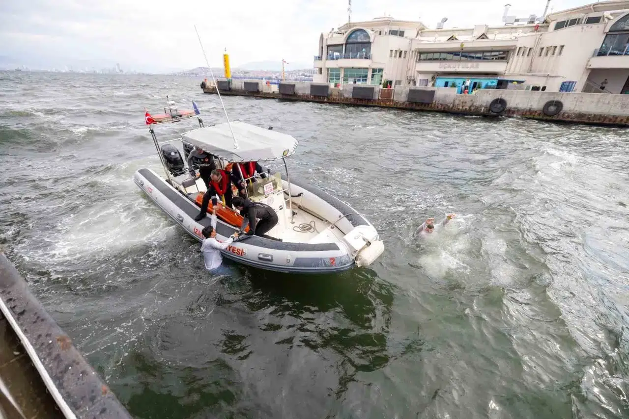 İzmir Körfezi'nde nefes kesen tatbikat: Denizde yangına karşı tam donanımlı önlem
