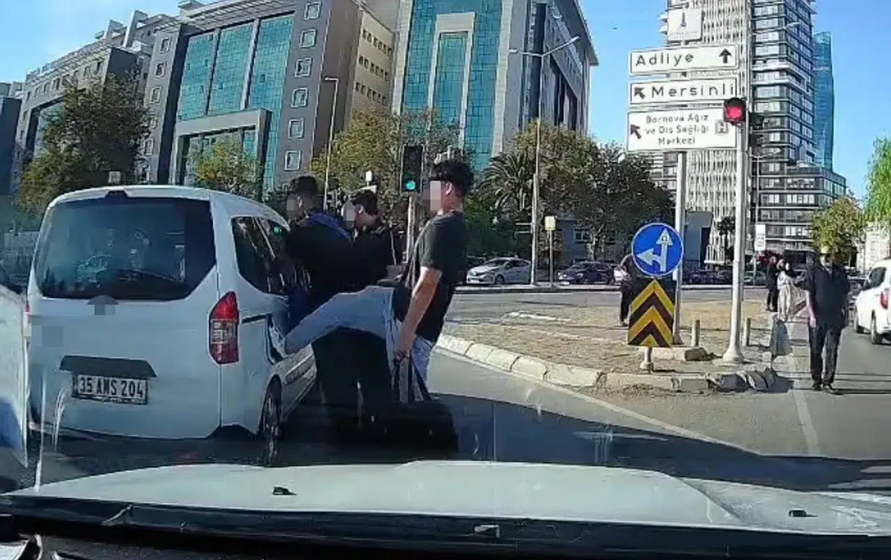 Bornova trafiğinde öfke patlaması: Sürücüye tekme savurdu