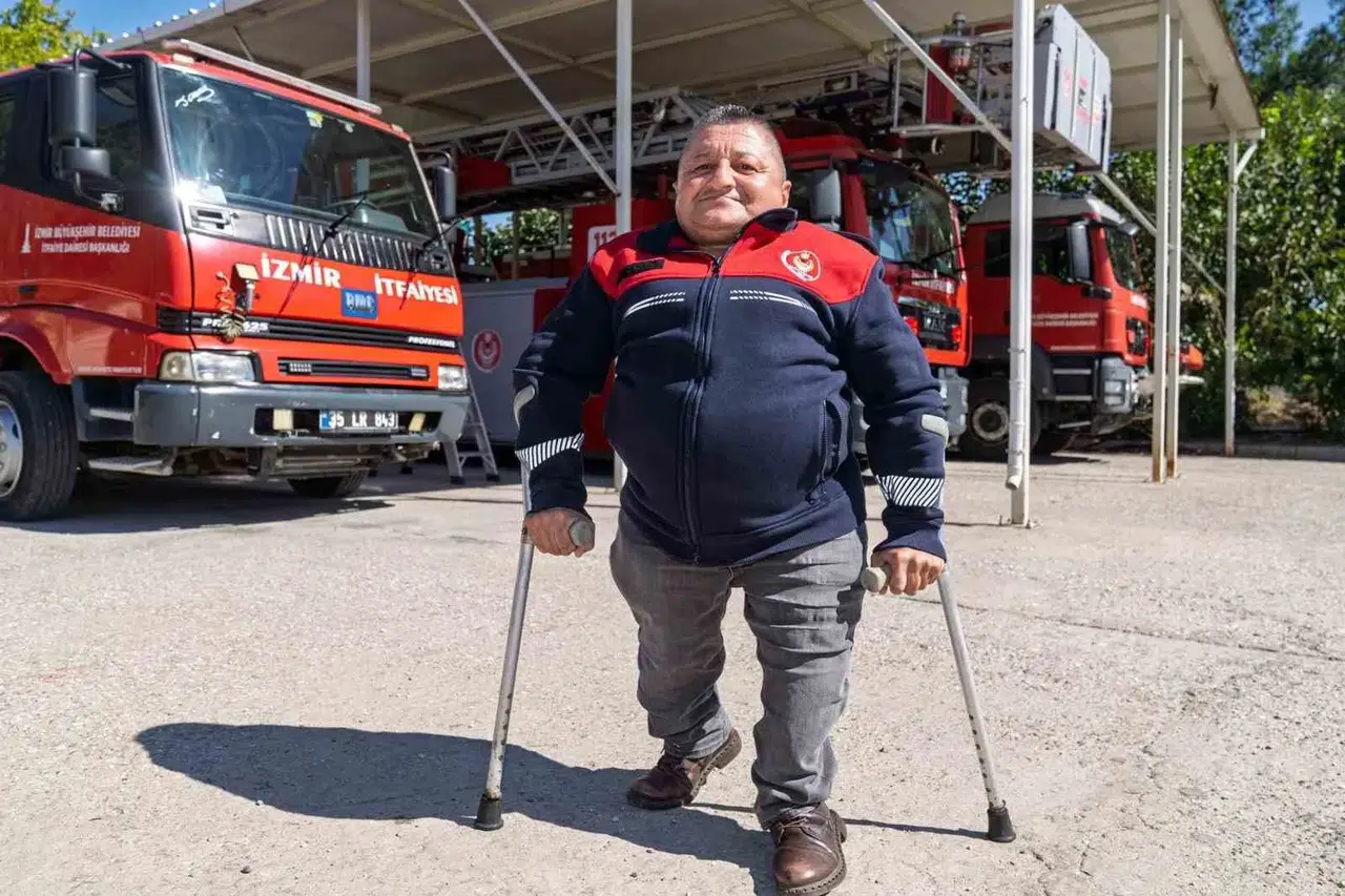 İzmir’in "110 Yaşar"ı: Cam kemik hastalığına inat 24 yıldır görev başında