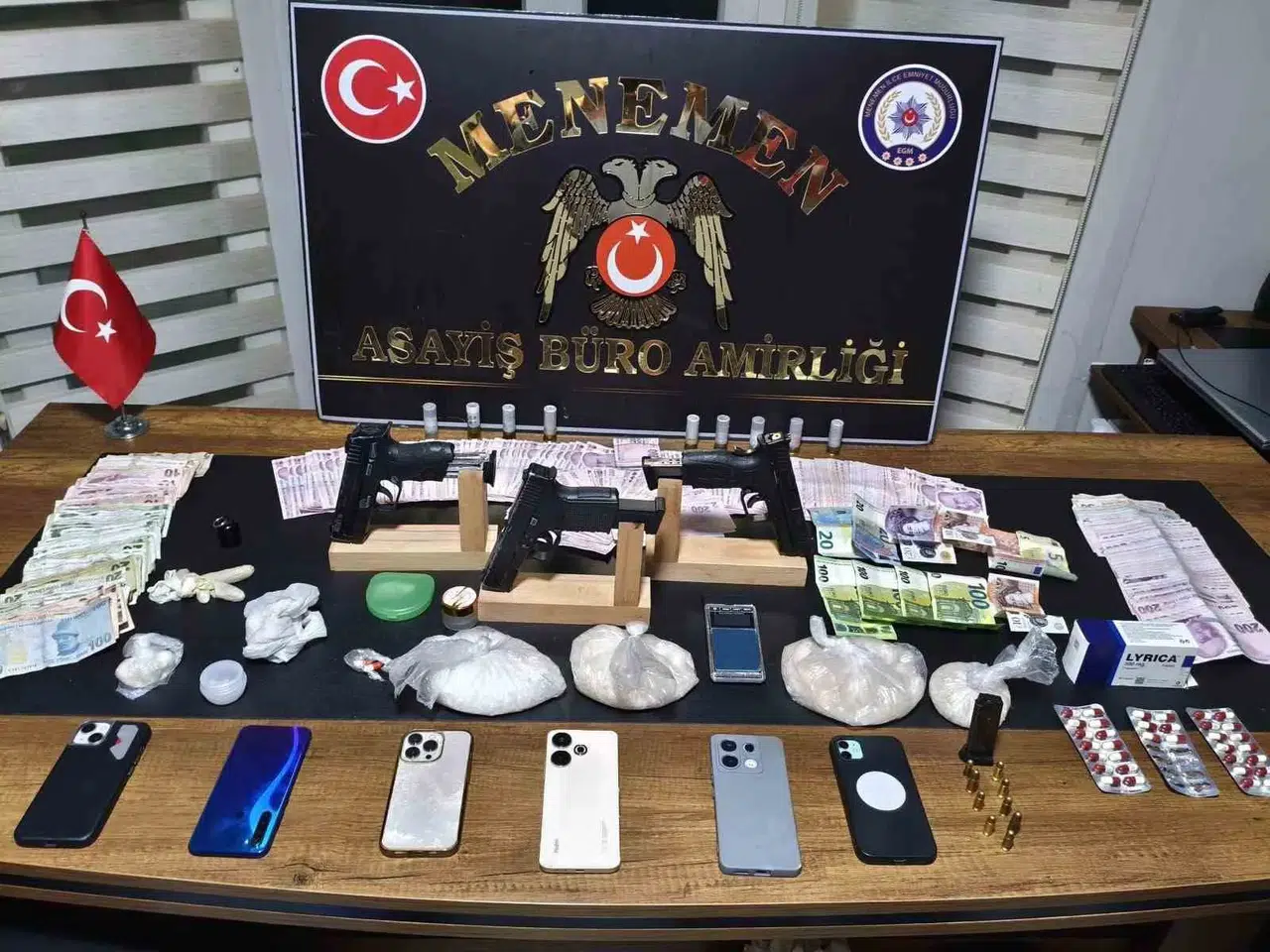 Menemen'de zehir tacirlerine ağır darbe: Aranan suçlular kıskıvrak yakalandı