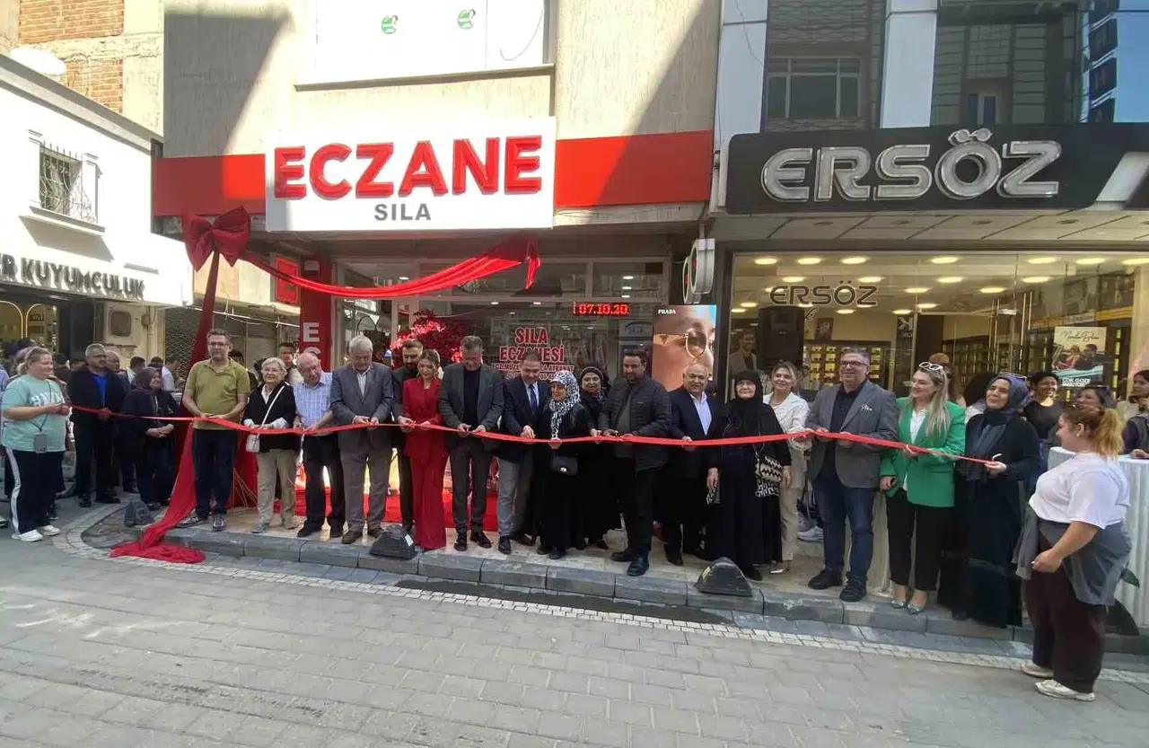 Eczane açılışında yürek burkan veda: Başhekim babasına verdiği sözü tuttu