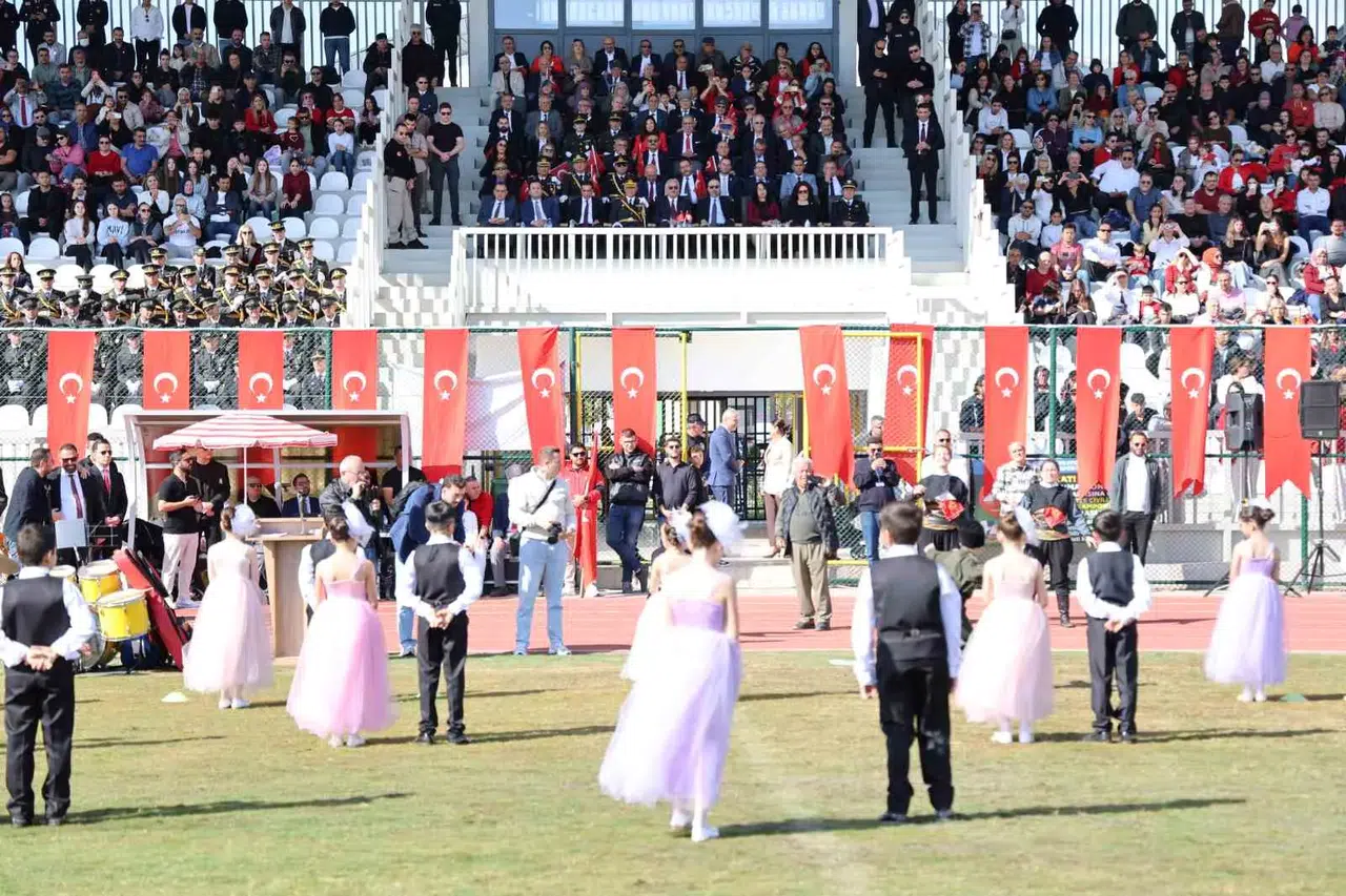 Söke’de 29 Ekim gururu: Cumhuriyet’in 103. yılı stadyumda devleşti