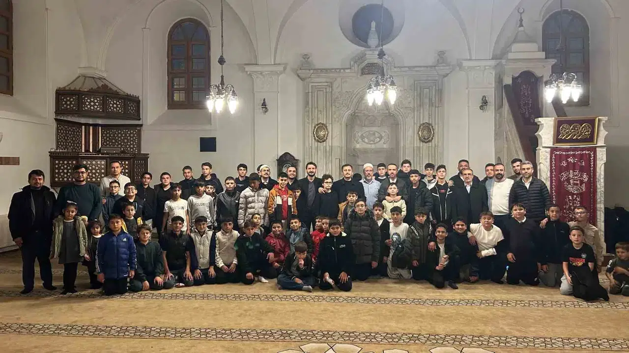 Bolvadinli gençler camide buluştu: Manevi değerler kuşaktan kuşağa aktarılıyor
