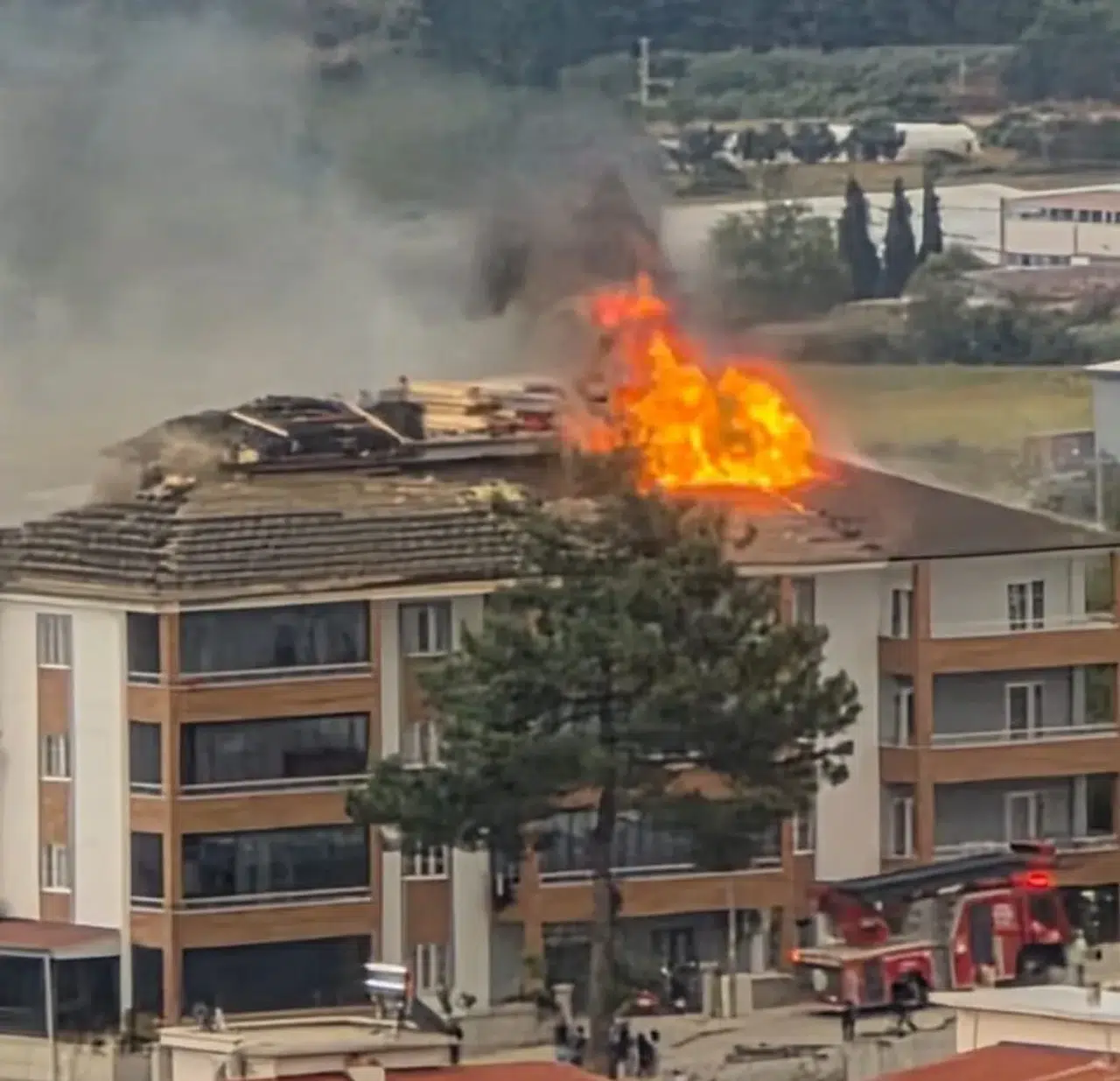 Buldan’da geceyi aydınlatan alevler: Apartman sakinleri sokağa döküldü