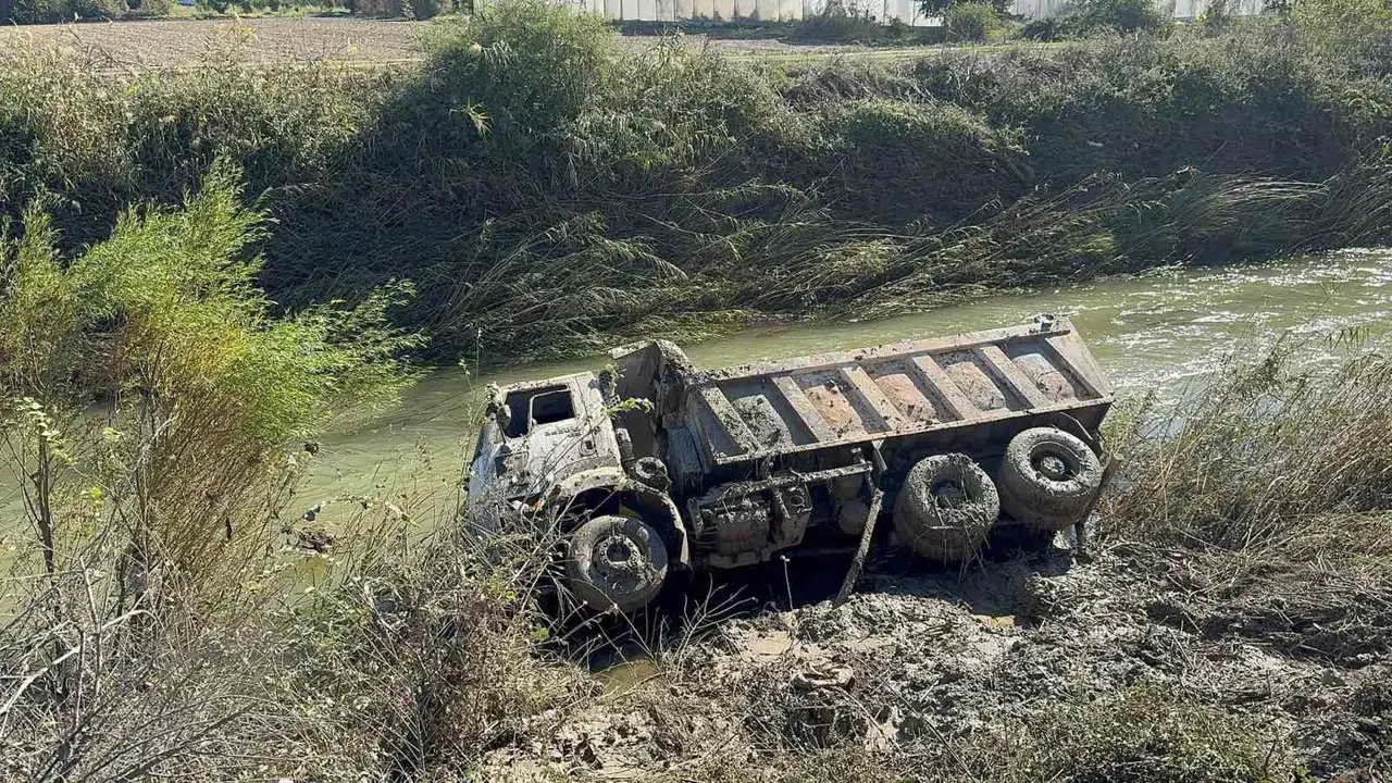 Dalaman'da ıslah çalışması sırasında kaza: Kamyon çaya uçtu