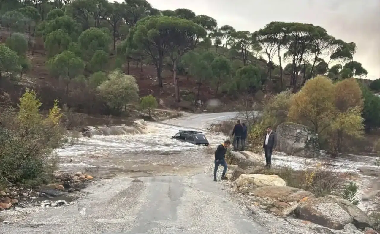 Sarıçay Deresi'nde dehşet anları: Sel sularına gömülen araçtan mucize kurtuluş