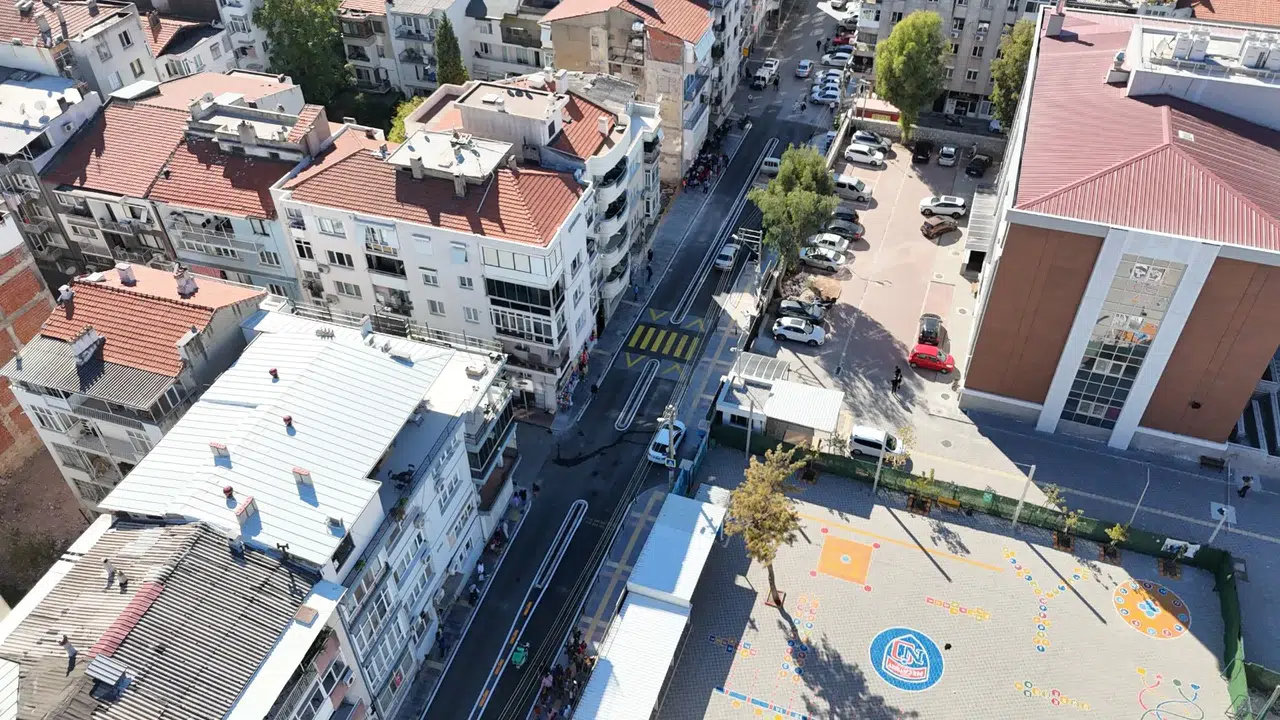 Beş okulun kullandığı sokağa Konak Belediyesi’nden güvenli dokunuş
