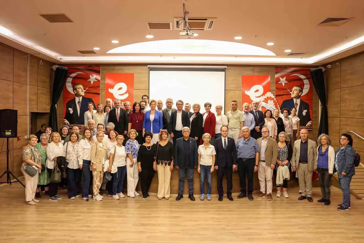 Efeler'de yeni dönem: 55 yaş üstü vatandaşlar için üniversite kapıları açılıyor