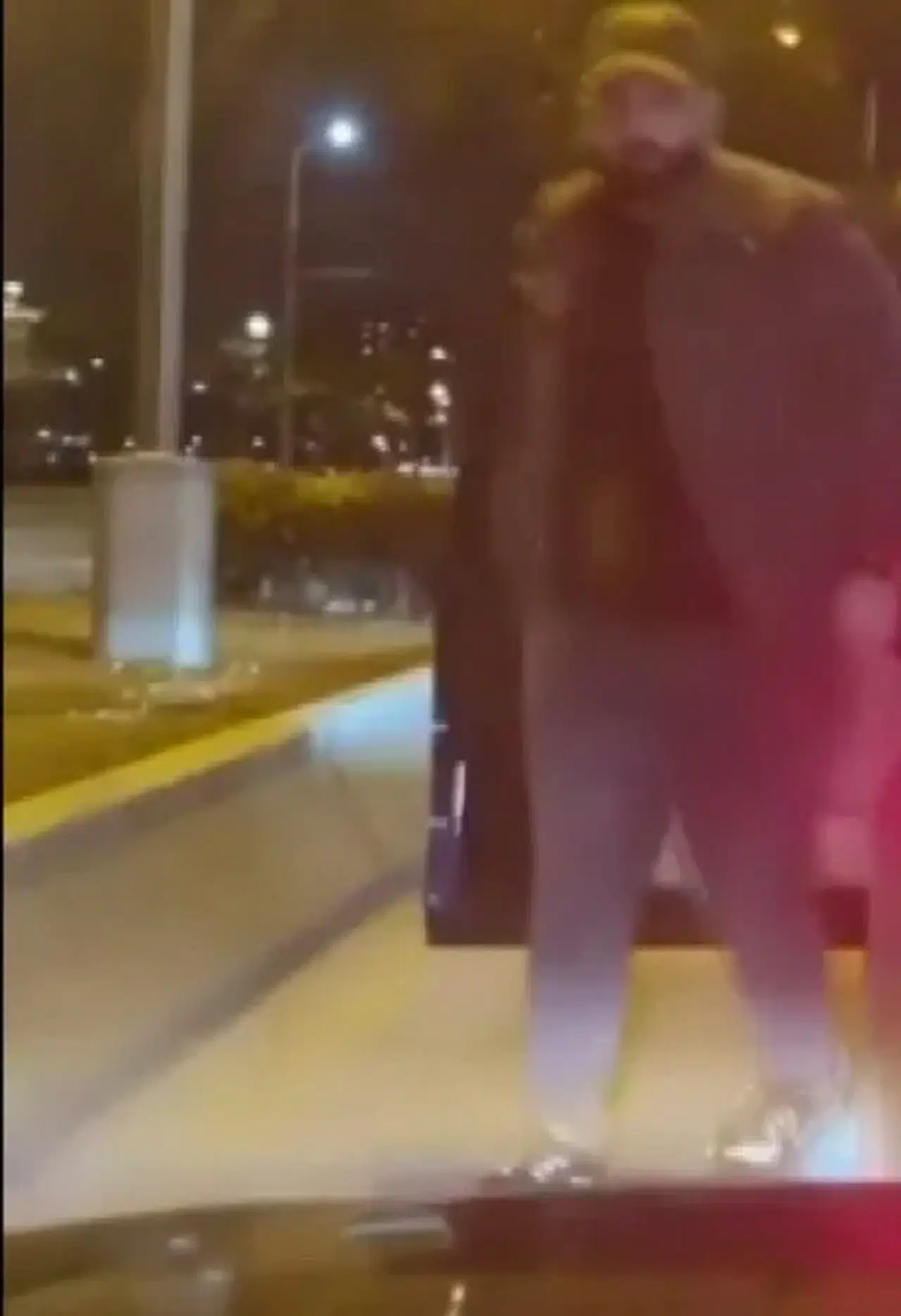 İzmir trafiğinde dehşet anları: Bebekli ailenin yolunu kesip tehditler savurdular