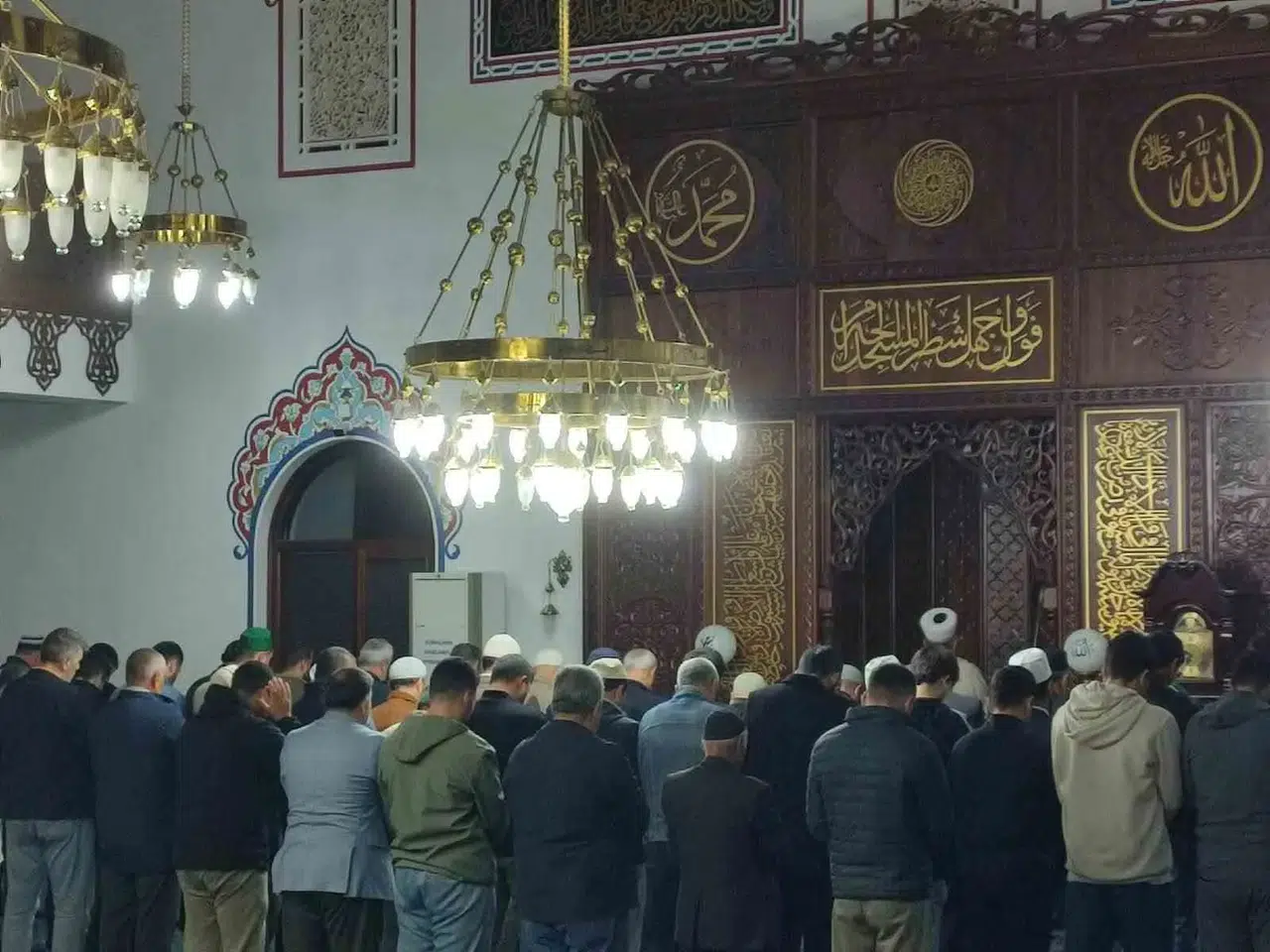 Efeler'de manevi buluşma: Sabahın ilk ışıklarıyla aynı safta buluştular
