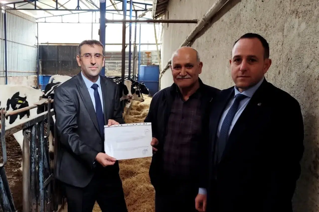 Uşak hayvancılığında güven tazeleyen adım: İki işletme daha sertifikasını aldı