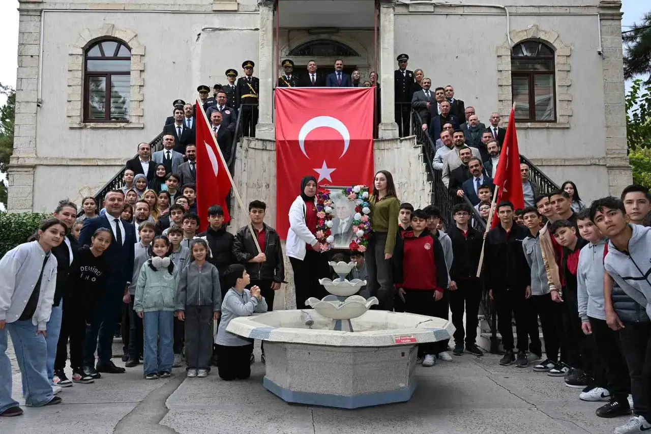 Manisa'da tarihe saygı duruşu: 98 yıllık Cumhuriyet karesi yeniden hayat buldu