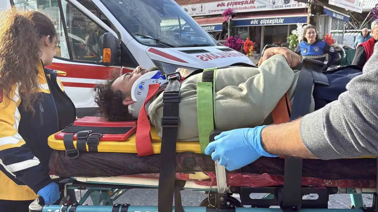 Menteşe’de cadde ortasında kaza: Motosikletli sürücü hastaneye kaldırıldı