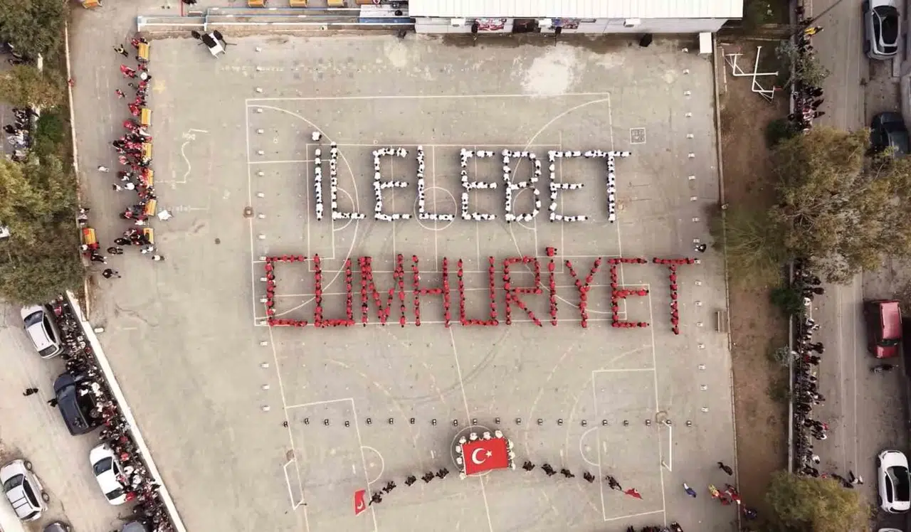 Minik öğrencilerden Buca’da dev Cumhuriyet imzası