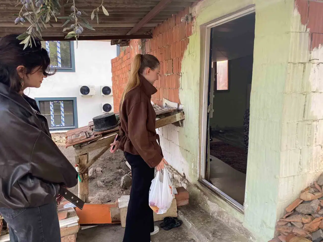 Manisa'da kuşaklar arası gönül köprüsü: Yurtlu gençler yaşlıların kapısını çalıyor