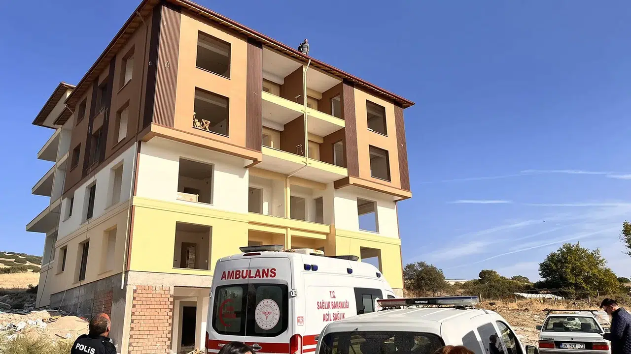 Manisa'da korku dolu anlar: İnşaatın tepesindeki şahıs eşiyle görüştürülerek kurtarıldı