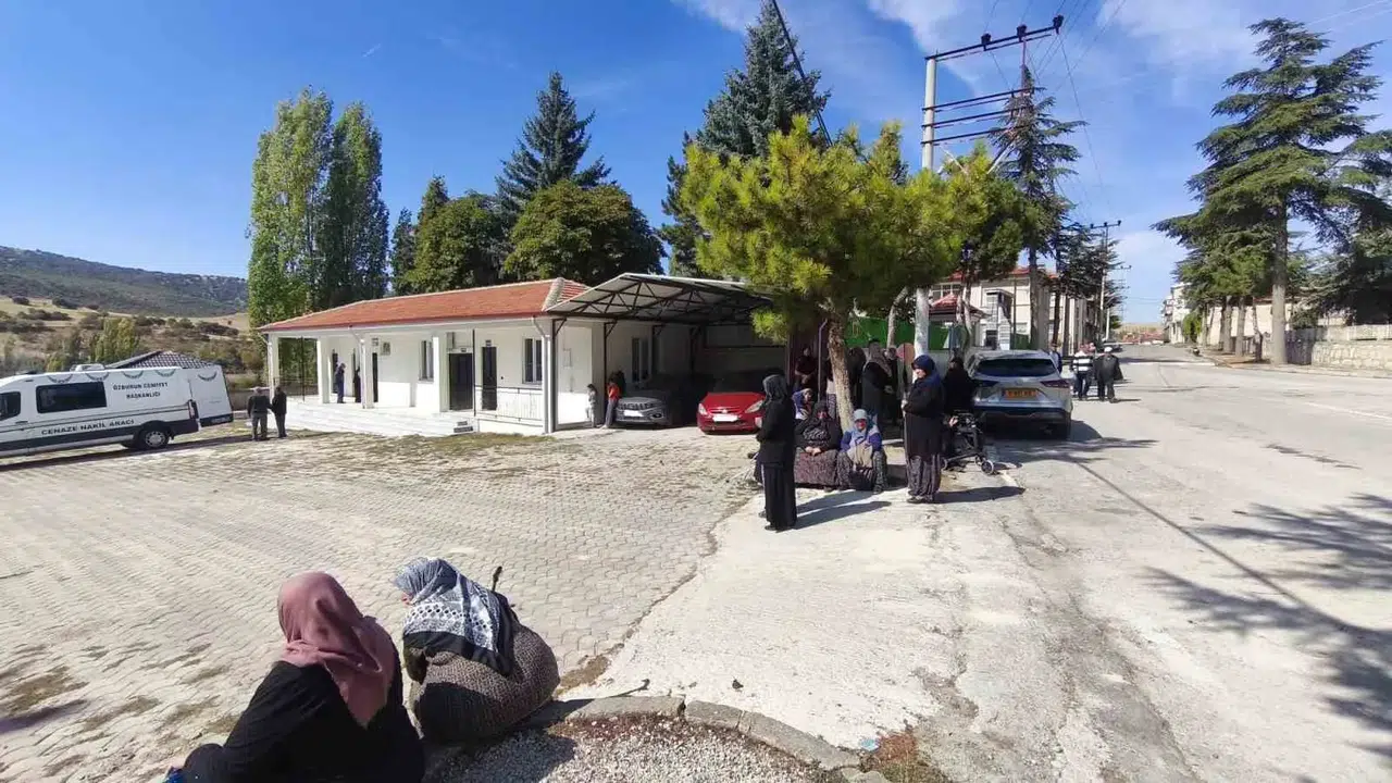 Acı günlerinde çifte mağduriyet: Cenaze alanını otoparka çevirdiler