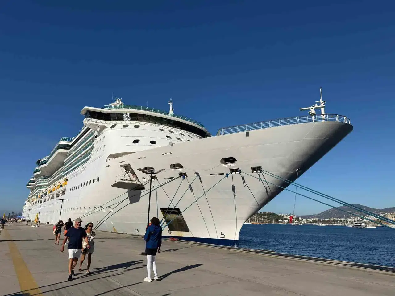 Dev kruvaziyer Bodrum limanına demir attı: Binlerce turist şehri keşfe çıktı