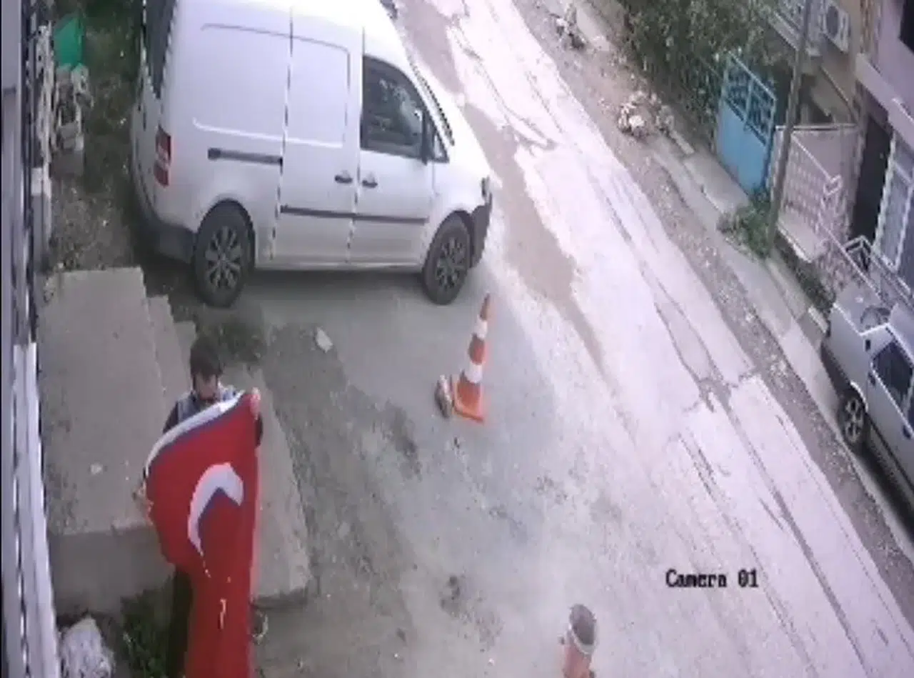 Bornova’da alkışlanacak hassasiyet: Yere düşen bayrağı gören genç kayıtsız kalmadı