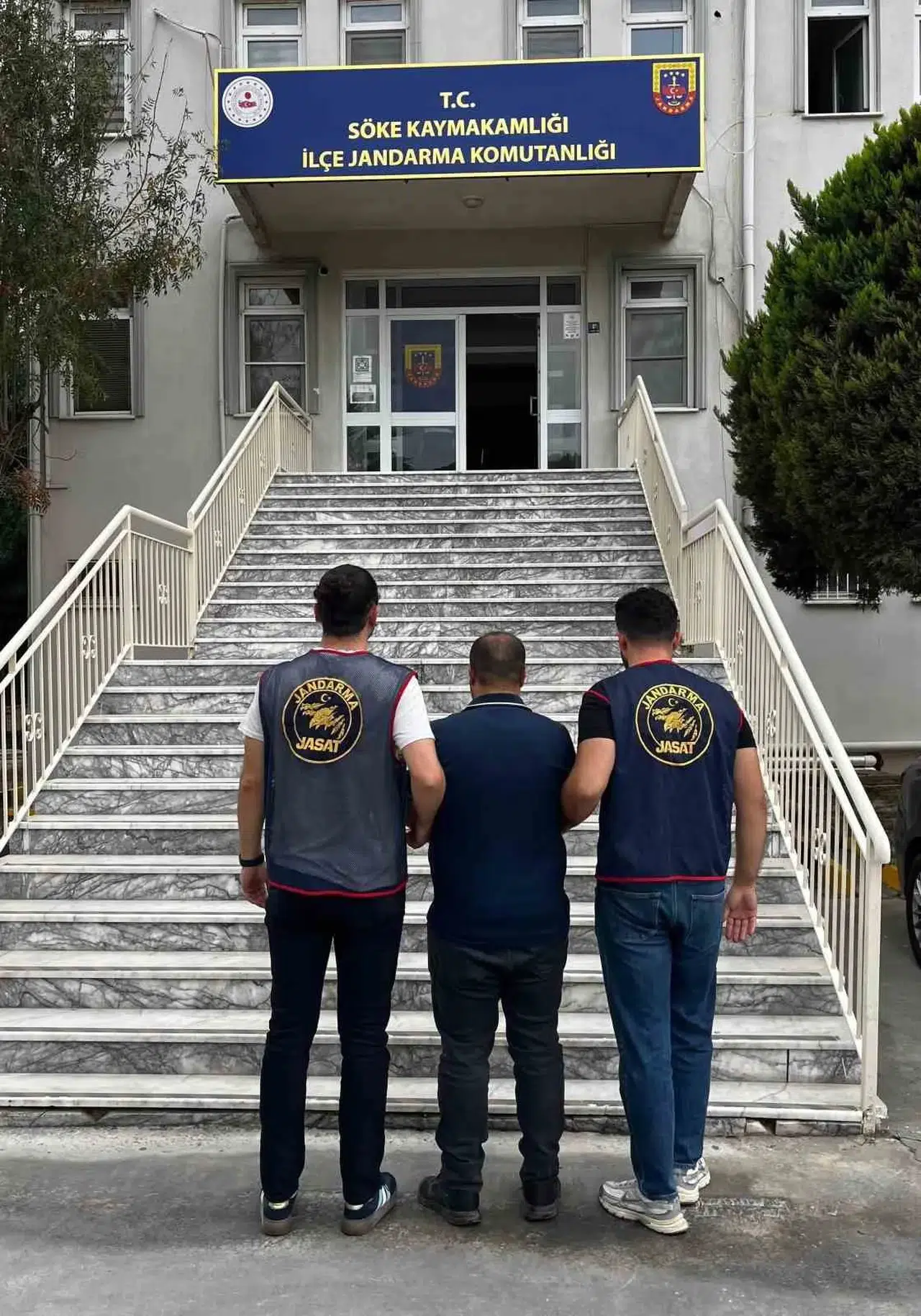 Söke’de uzun süredir aranan hırsızlık hükümlüsü jandarmadan kaçamadı