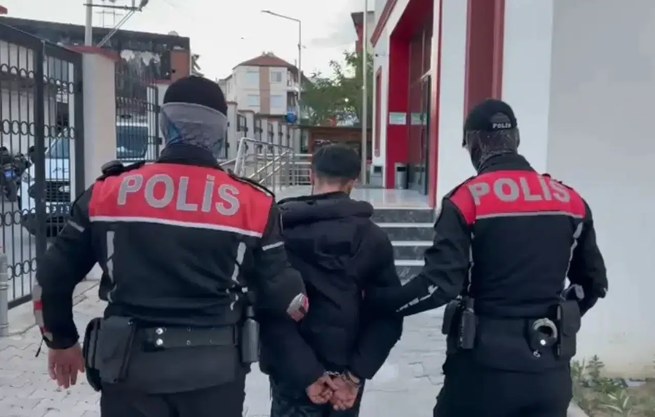 İzmir polisinden firarilere geçit yok: Onlarca yıl hapis cezası olan isimler yakalandı
