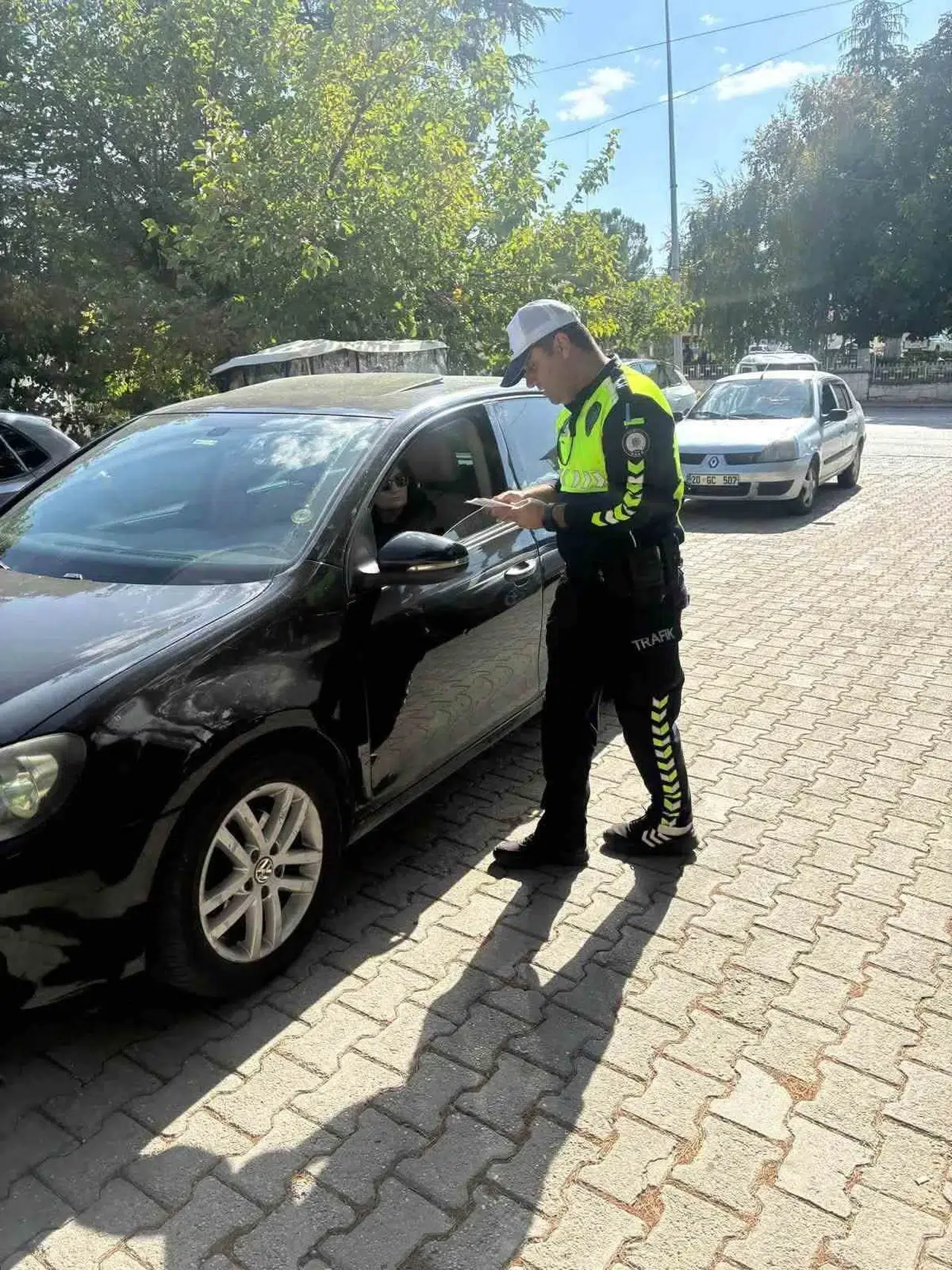 Çal polisi sahaya indi: Hem trafikte hem dijital dünyada güvenlik seferberliği