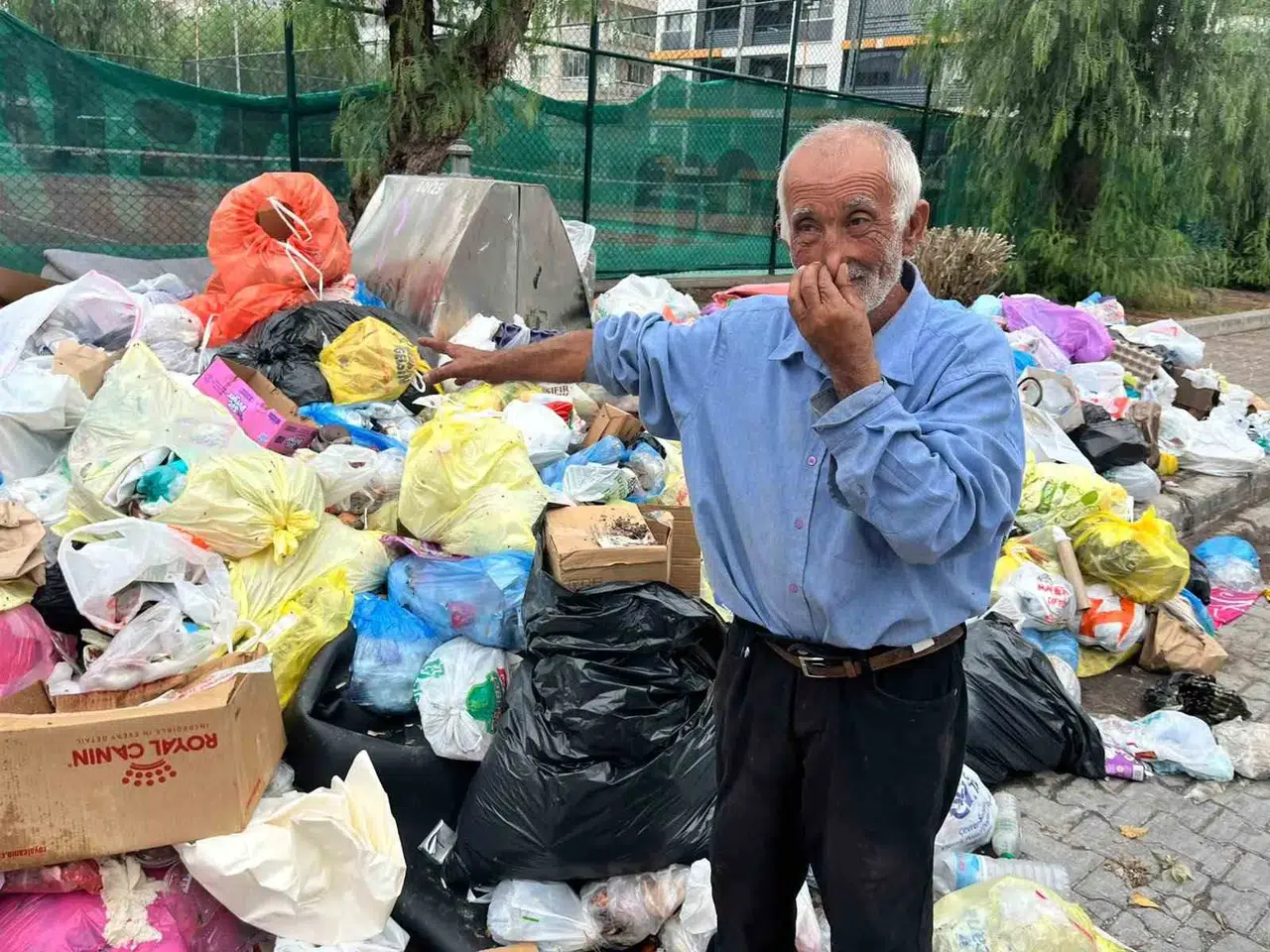 Karşıyaka’da çöp krizi isyan ettirdi: Sokaklar adeta çöp dağlarına döndü