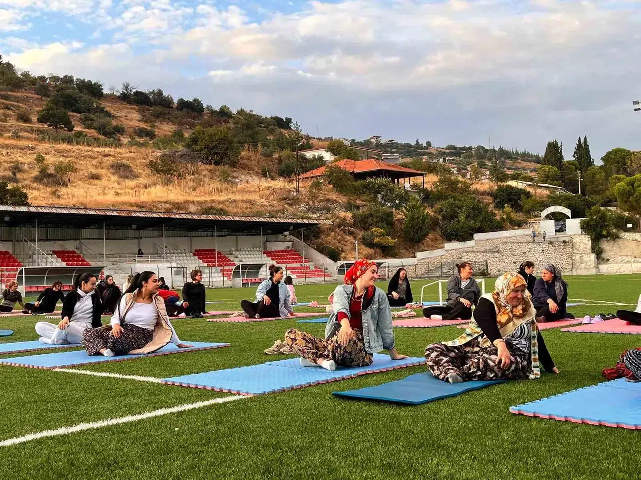 Güney'de spor rüzgarı: Kadınlar matlarını alıp sahaya indi