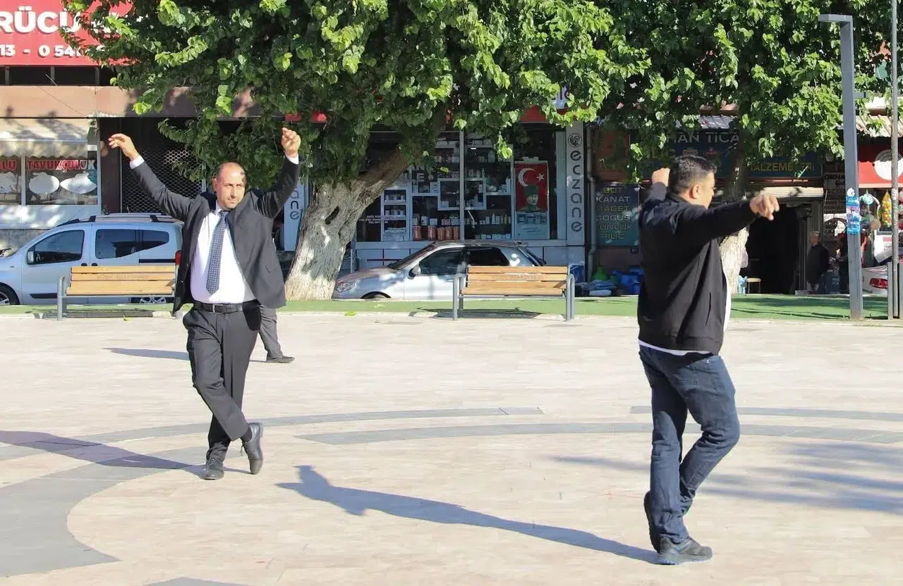 Köşk’te muhtarlardan çifte kutlama: Hem günlerini andılar hem zeybekle coştular