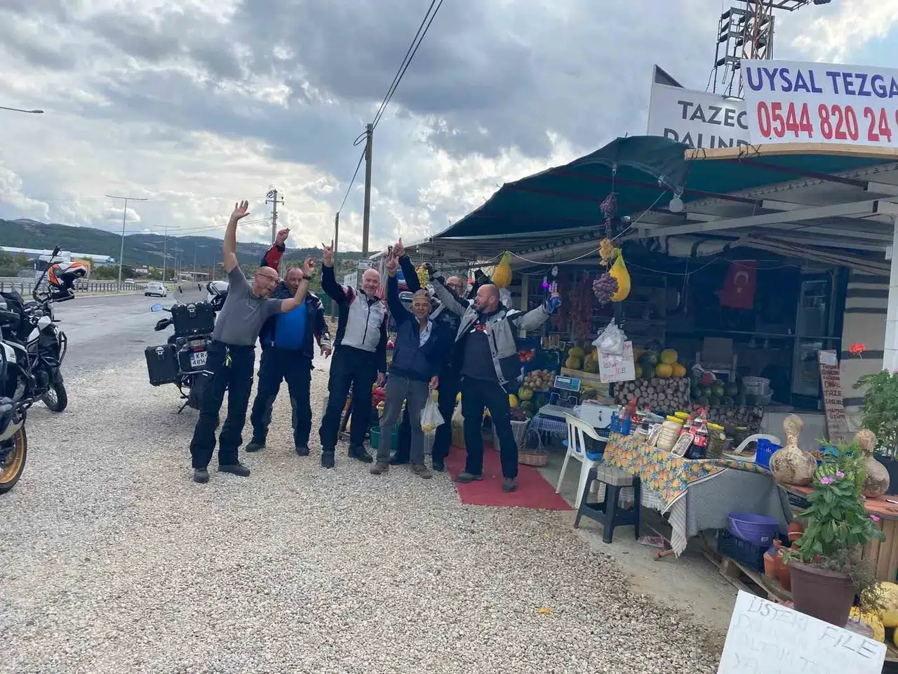 Manisa yolunda sürpriz durak: Polonyalı turistler bağ bozumu heyecanını yerinde yaşadı