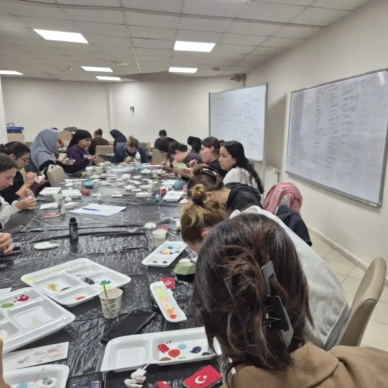 Gençlerin fırçasından Cumhuriyet aşkı: Seramik atölyesinde ay yıldız nöbeti