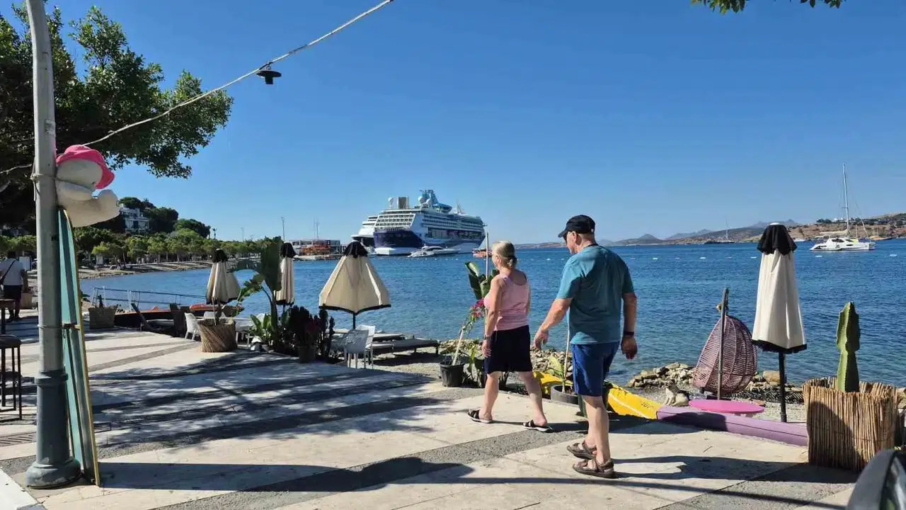 Bodrum limanında kruvaziyer hareketliliği: Binlerce turist ilçeye akın etti