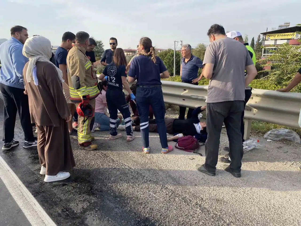 Manisa yolunda tehlikeli ihmal: Mazot dökülen virajda iki motosiklet peş peşe devrildi