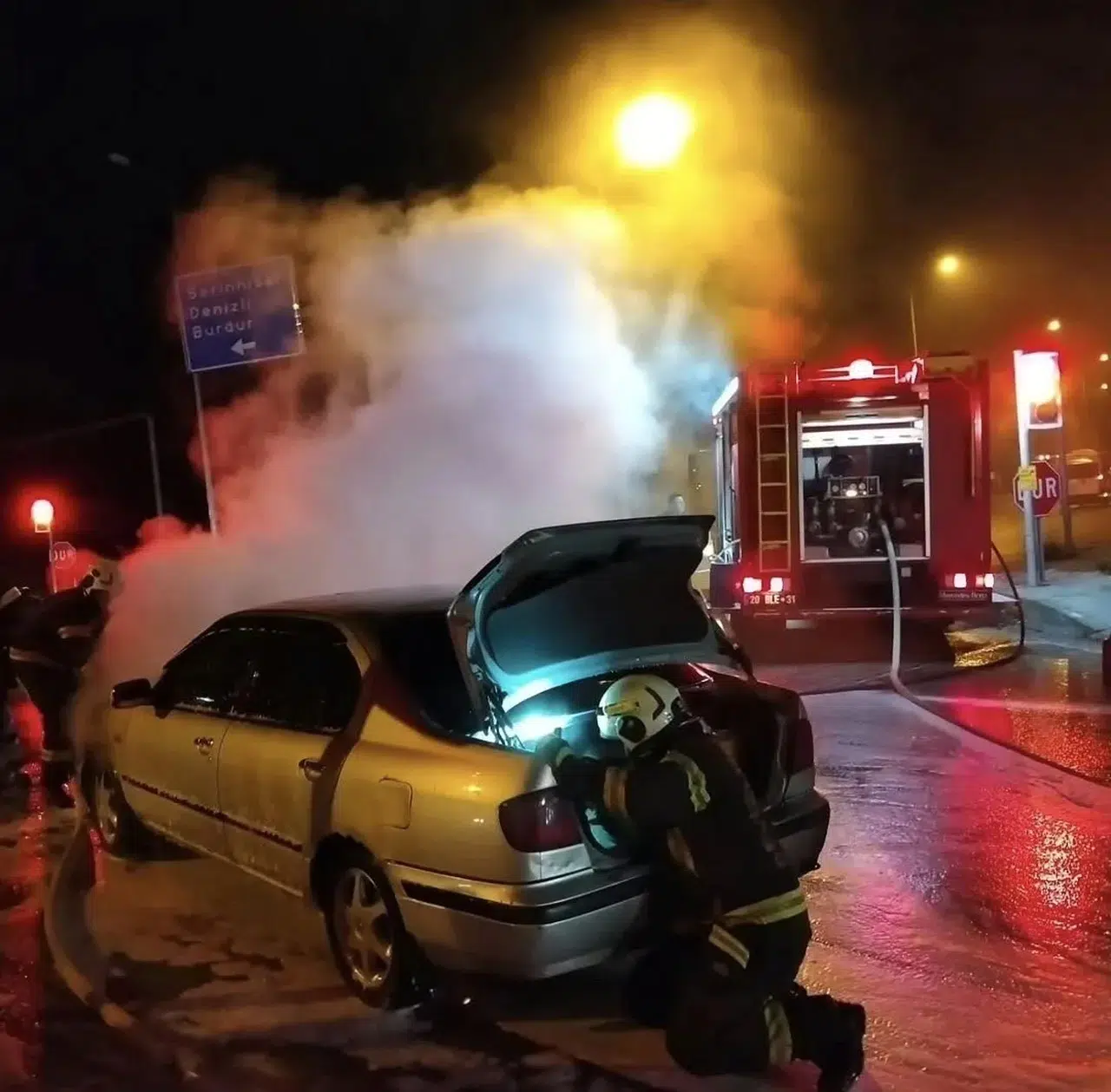 Acıpayam'da korku dolu anlar: Park halindeki otomobil alevlere teslim oldu