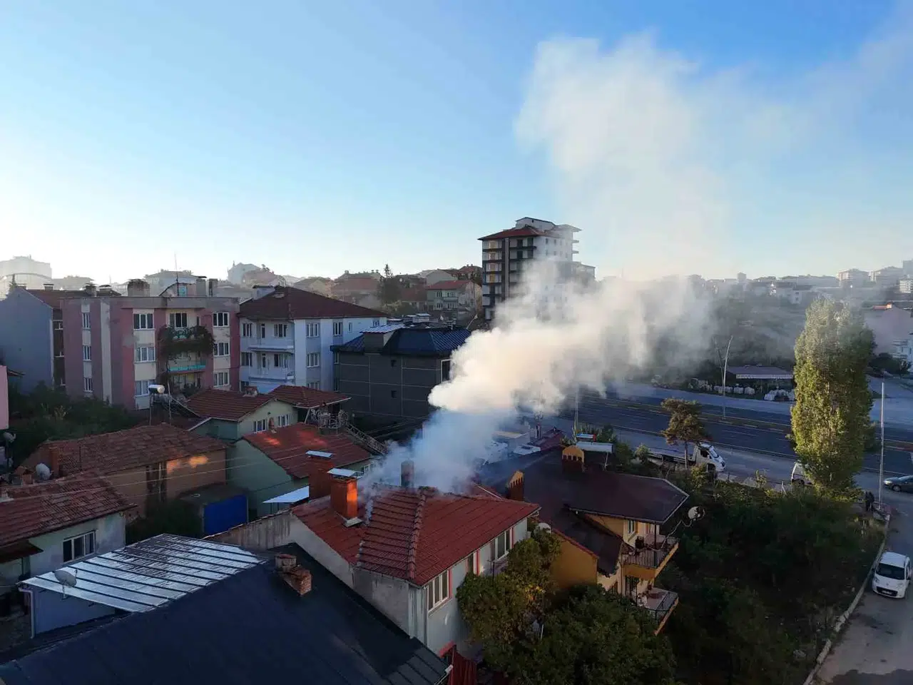 Uşak'ta korkutan çatı yangını: Ekipler zamanında müdahale etti