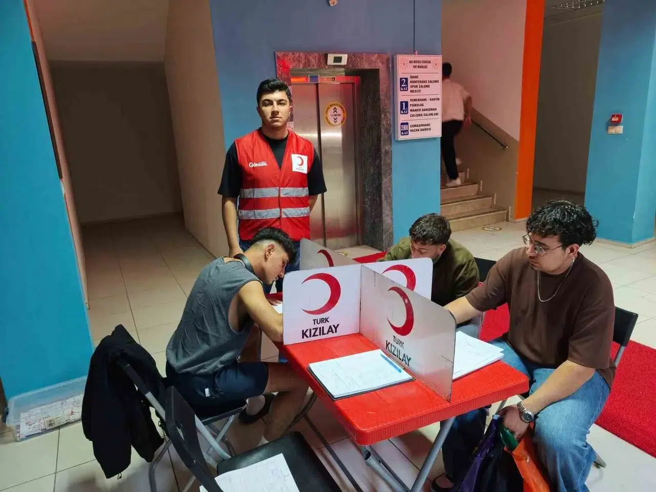Gençlerden hayat kurtaran seferberlik: Yurt koridorları iyilik için doldu