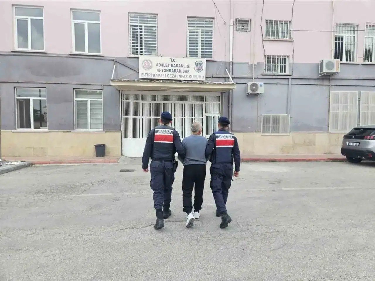 İhsaniye'de firari avı: 19 yıllık hapis cezası olan şahıs yakayı ele verdi