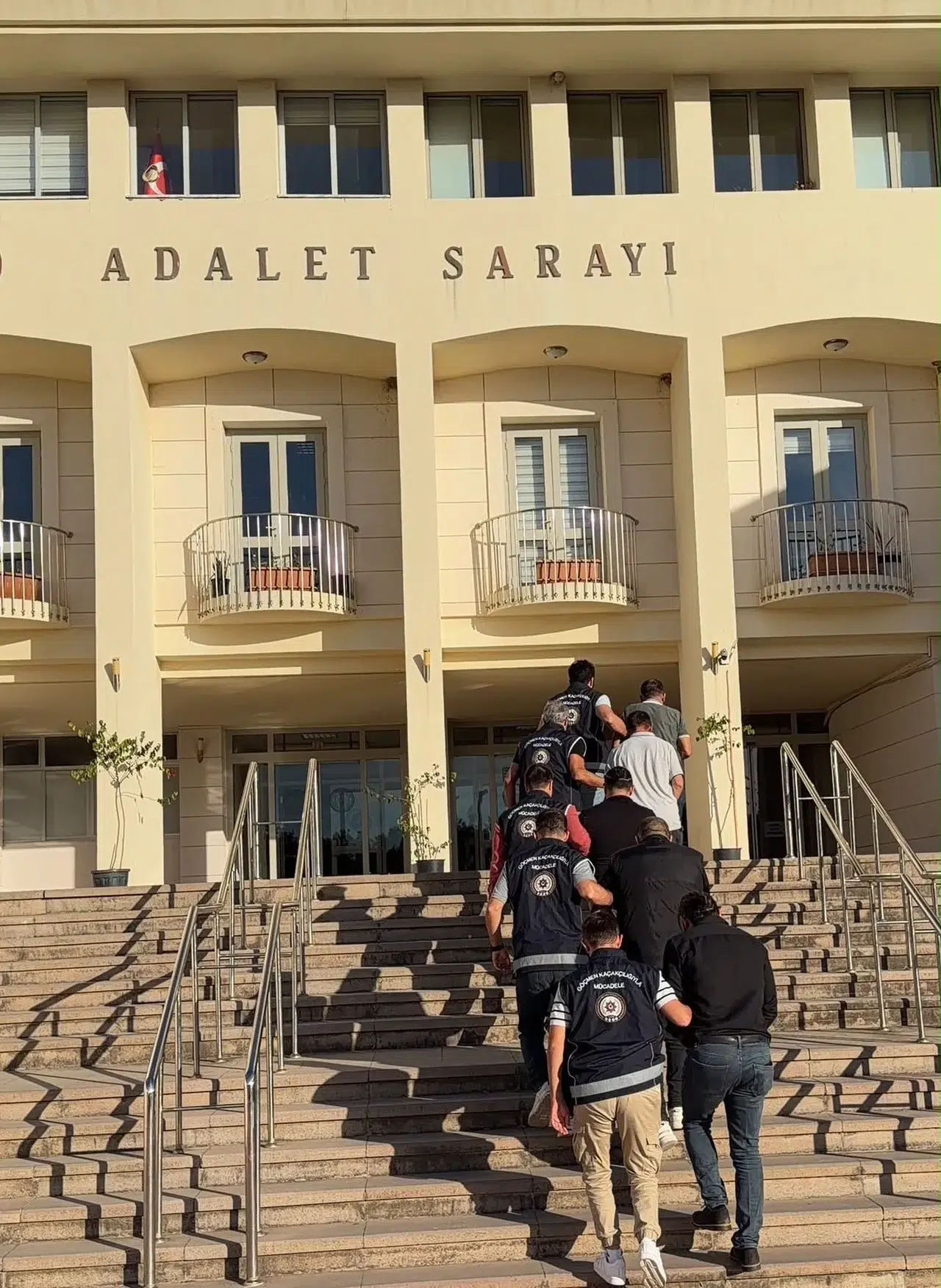 Bodrum'da göçmen kaçakçılarına ağır darbe: Adliye çıkışı cezaevini boyladılar